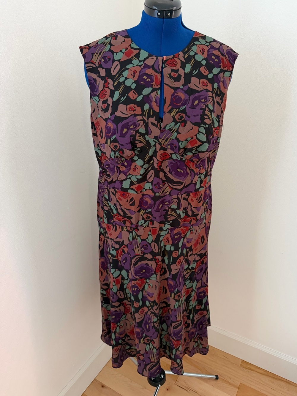 Ralph Lauren Sleeveless  Floral Midi Dress in Purple, Black & Red. Size 16